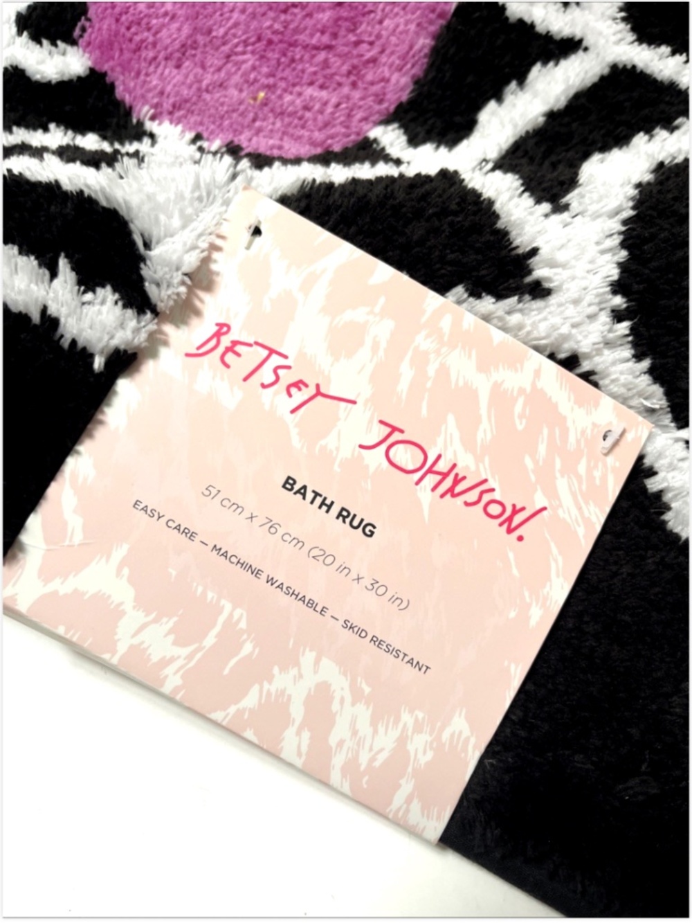 Betsey Johnson Spiderweb Hearts Bath Rug Mat 20x30 Black Halloween Gothic NWT - Picture 3 of 3